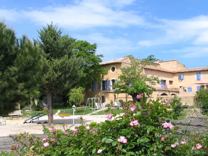 entrée Village de gîte Bastide de la Peyrolière dans le Luberon